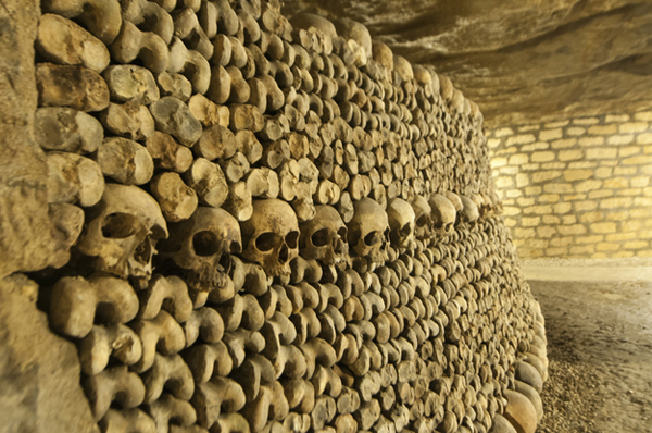 2.) Catacombs (Paris): Catacombs di Paris adalah osuarium besar dan kuburan di bawah jalan-jalan kota. Sekitar 6 juta mayat diabadikan di katakombe. Di bawah Kota Cahaya adalah Kota Orang Mati yang menunggu untuk dijelajahi.