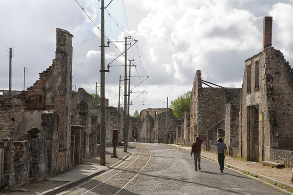 5.) Oradour-sur-Glane (Prancis): Ini adalah desa Prancis kecil yang dihancurkan oleh Nazi selama Perang Dunia II. Seluruh kota dibakar dan hampir semua penduduk dieksekusi. Puing-puing desa masih tersisa.