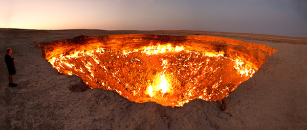 6.) Door to Hell (Turkmenistan): Ini pernah menjadi ladang gas, tetapi Uni Soviet membakarnya. Sekarang telah terbakar selama lebih dari 40 tahun. Lubang api yang berbahaya sepertinya tidak pernah terus menyala.