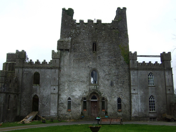 8.) Leap Castle (Irlandia): Leap Castle dilaporkan salah satu kastil paling berhantu di dunia. Ada desas-desus bahwa koridor sedang dipatroli oleh kekuatan tak terlihat, 