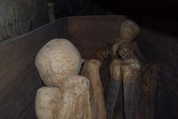 13.) Gua Mumi Kabayan (Filipina): Gua Makam Mumi Kabayan adalah gua buatan yang penuh dengan mumi yang diawetkan, terisolasi dari sebagian besar dunia. Mumi-mumi ini adalah salah satu yang terawetkan terbaik di dunia.