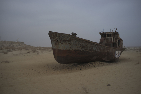 14.) Muynak (Uzbekistan): Muynak pernah menjadi kota pelabuhan yang sibuk di Laut Aral. Uni Soviet mengeringkan Laut Aral untuk keperluan irigasi, menghancurkan Muynak dan meninggalkan sisa-sisa pelabuhan yang sibuk di gurun pasir.