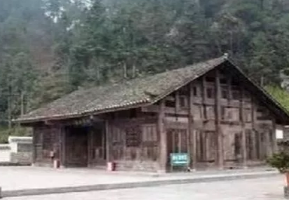 potret rumah tua kayu emas china